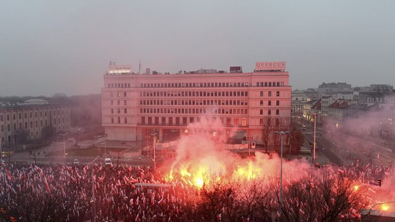 Rechtsextreme Aktivisten brennen bei einer Großdemonstration zum 100.