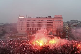 Rechtsextreme Aktivisten brennen bei einer Großdemonstration zum 100.