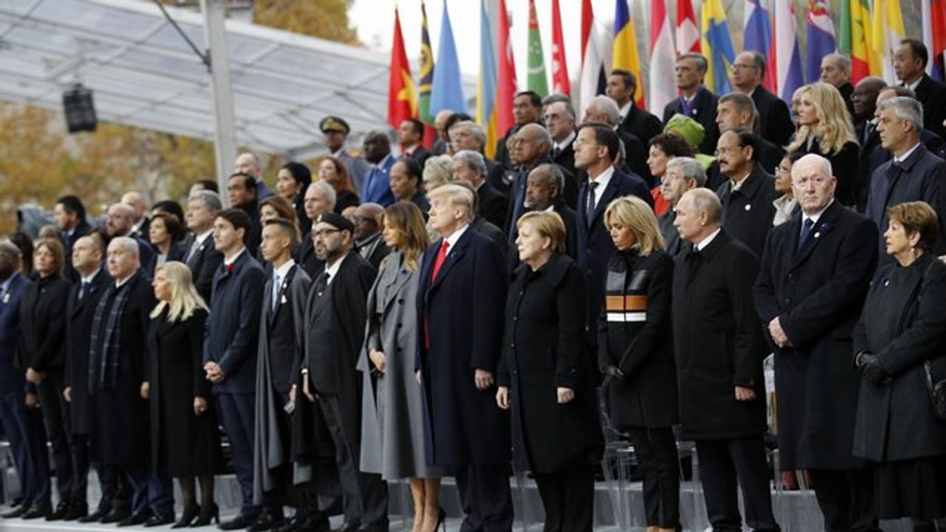 Die Staatsgäste nehmen an einer Gedenkveranstaltung am Triumphbogen teil.