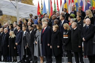Die Staatsgäste nehmen an einer Gedenkveranstaltung am Triumphbogen teil.