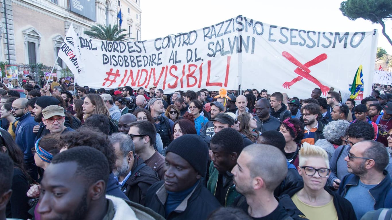 Demonstrantion gegen Einwanderungspolitik der italienischen Regierung: Nach Angaben der Organisatoren sind Menschen aus rund 50 Städten nach Rom gereist, um an den Protesten teilzunehmen.