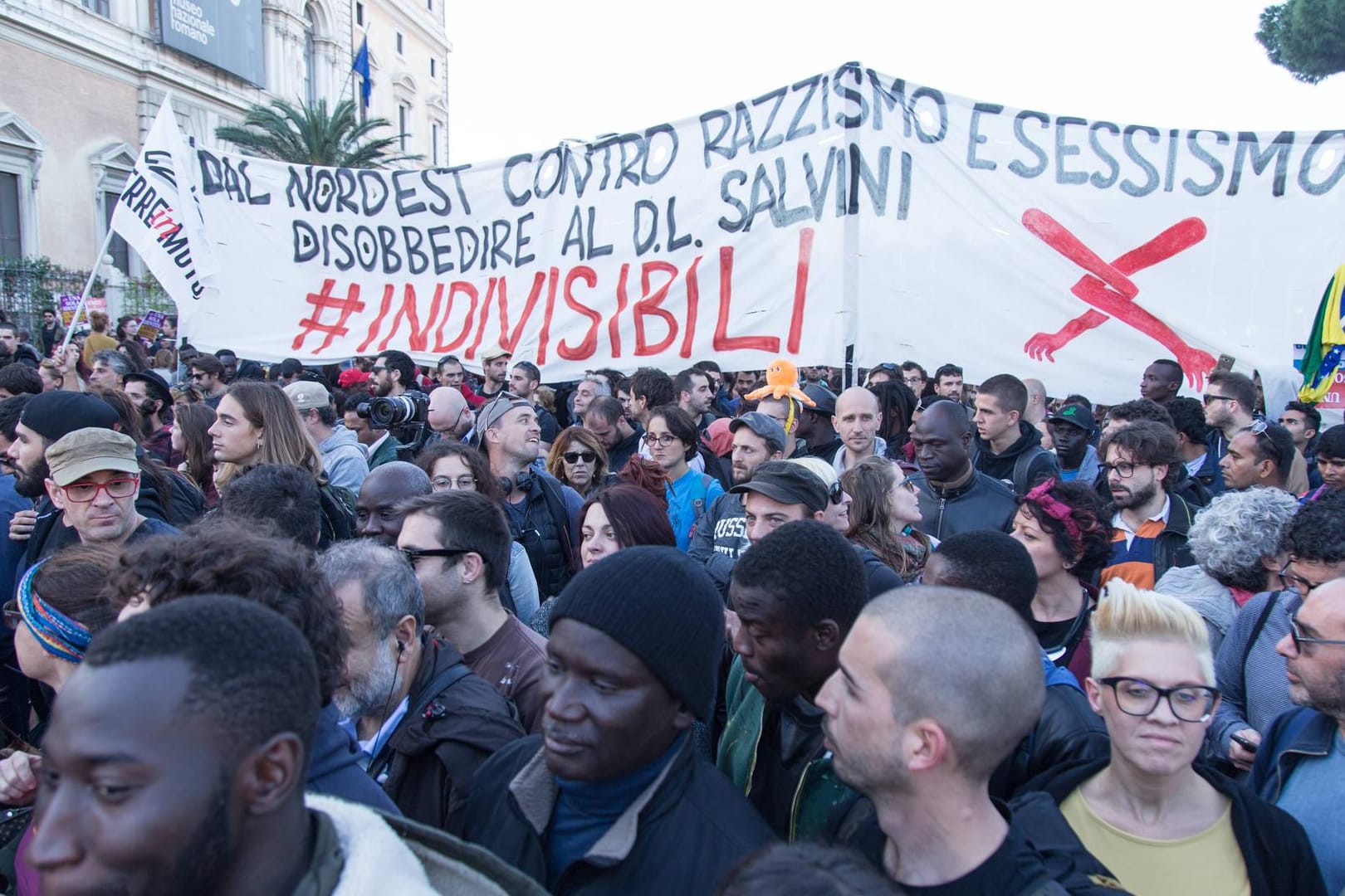 Demonstrantion gegen Einwanderungspolitik der italienischen Regierung: Nach Angaben der Organisatoren sind Menschen aus rund 50 Städten nach Rom gereist, um an den Protesten teilzunehmen.
