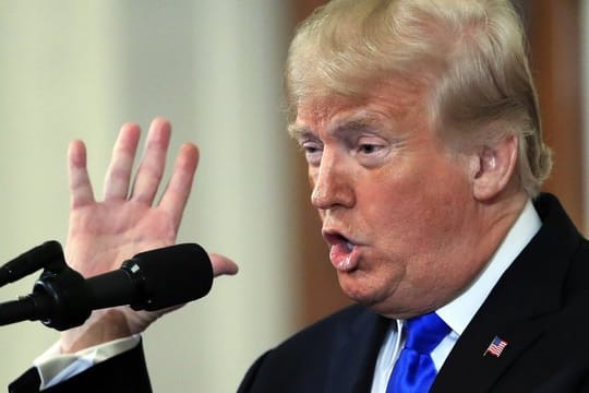 Donald Trump, US-Präsident, spricht während einer Pressekonferenz im Ostsaal des Weißen Hauses.