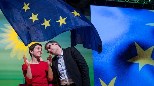 Ska Keller und Sven Giegold freuen sich über ihre Wahl auf Listenplatz eins und zwei der Europaliste.