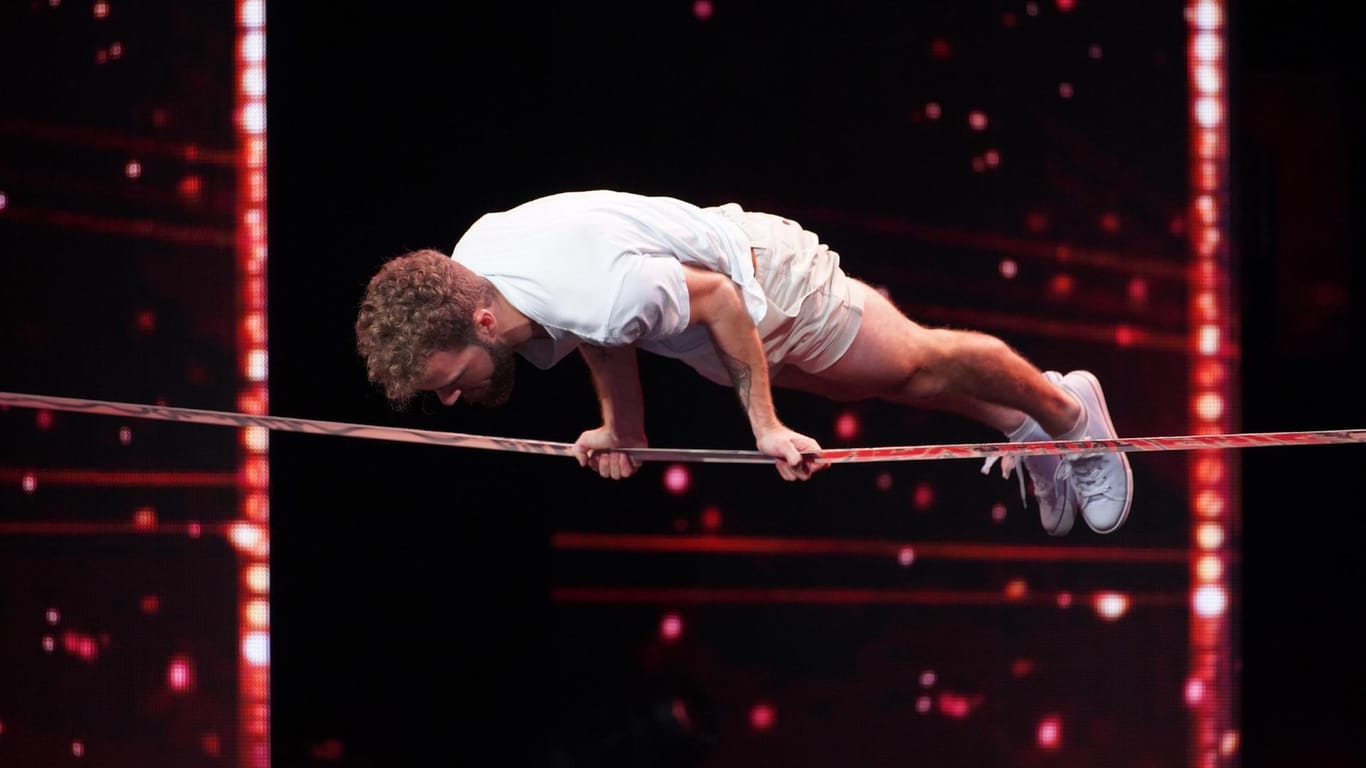 Slackline-Akrobat Elliot Peier auf einem 5 Zentimeter dünnen Seil.