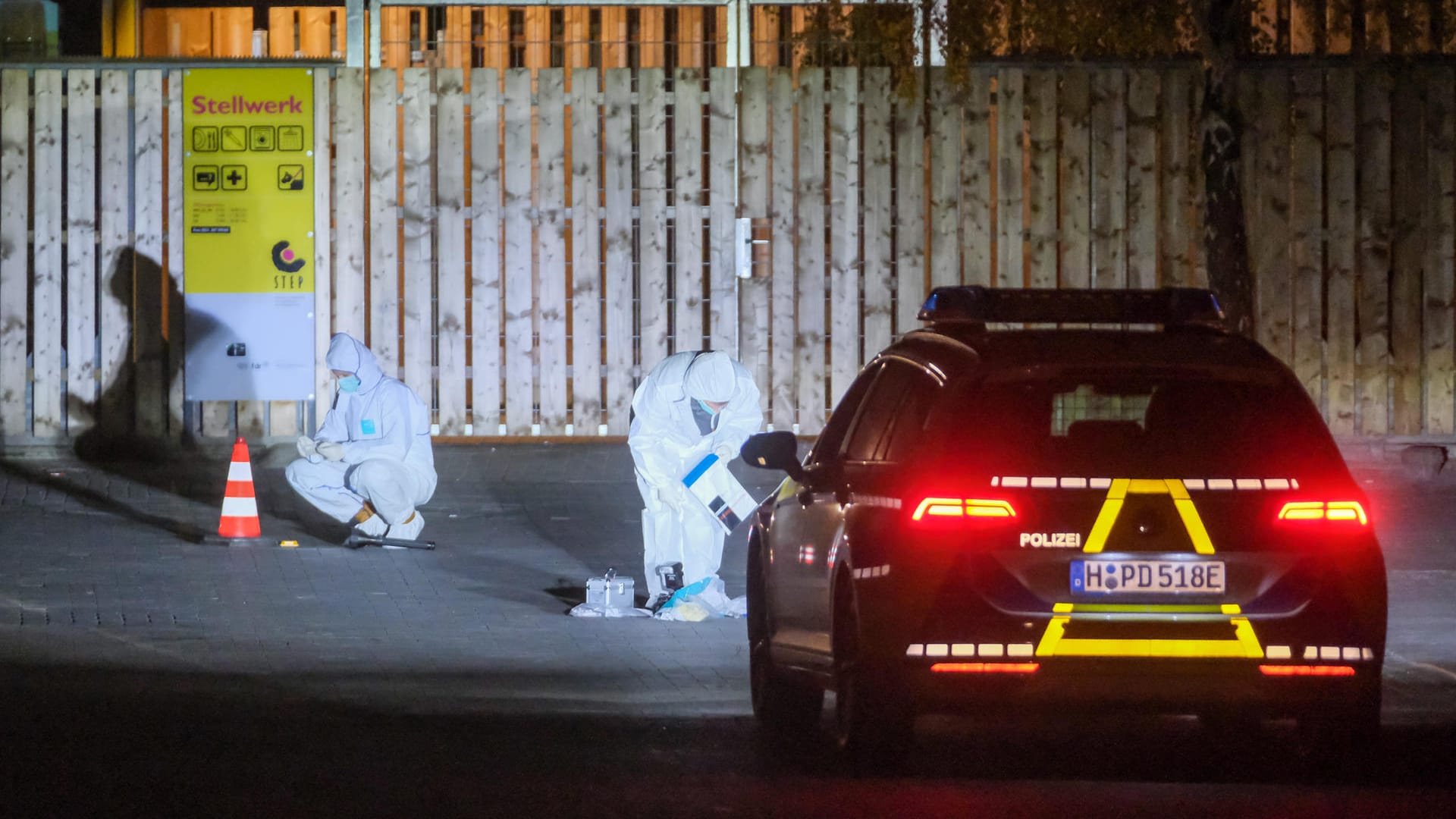 Polizisten sichern im Scheinwerferlicht eine Polizeiautos die Spuren am Hauptbahnhof: Das Opfer ist an den Folgen seiner Verletzungen im Krankenhaus gestorben.