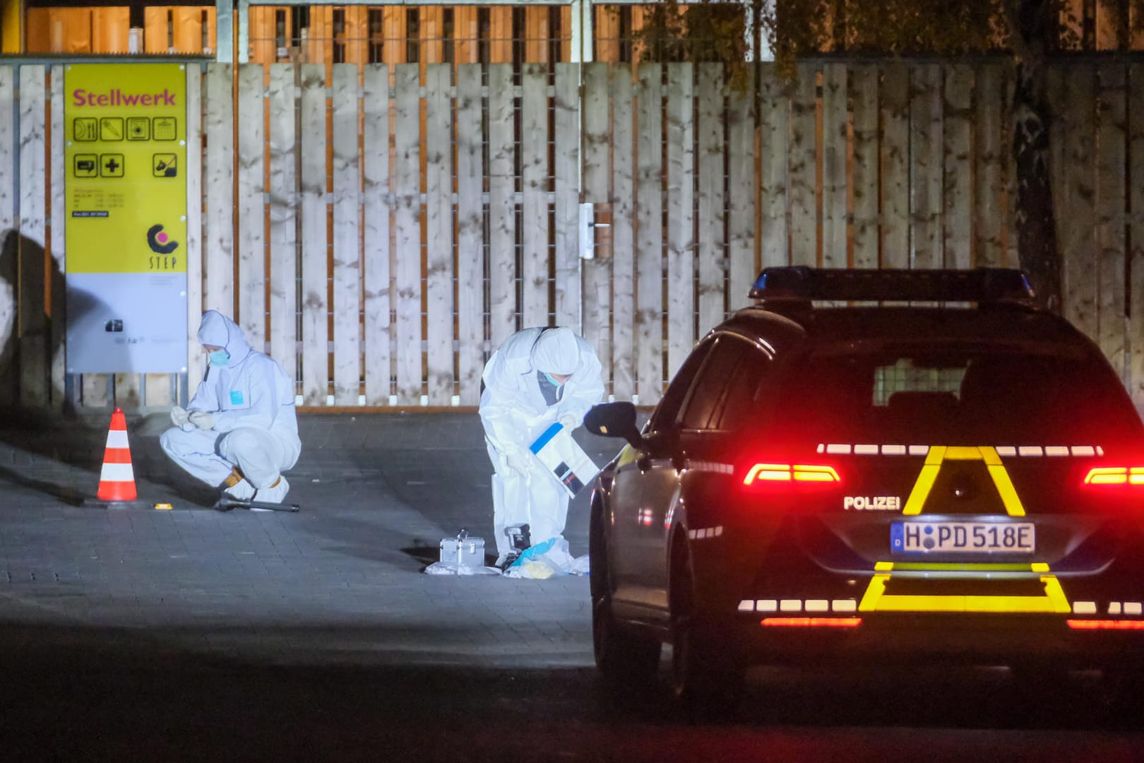 Polizisten sichern im Scheinwerferlicht eine Polizeiautos die Spuren am Hauptbahnhof: Das Opfer ist an den Folgen seiner Verletzungen im Krankenhaus gestorben.
