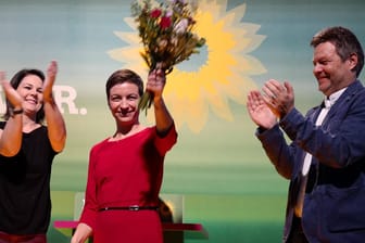 Bundesparteitag von Bündnis 90/Die Grünen: Annalena Baerbock (links), Ska Keller (mitte) und Robert Habeck (rechts) haben allen Grund zur Freude – die Partei erzielt derzeit einen Rekordwert nach dem nächsten.