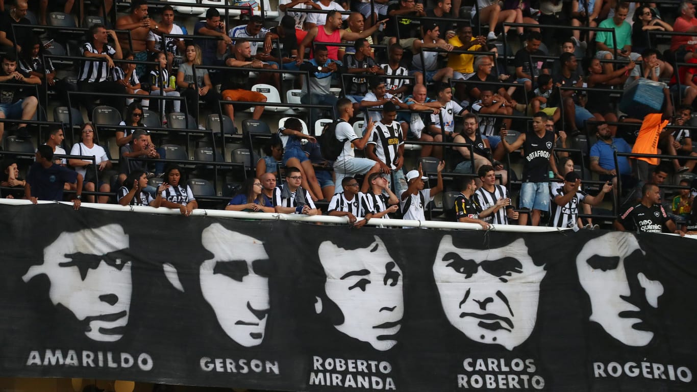Botafogo-Fans vor dem Anpfiff: Bei gewalttätigen Auseinandersetzungen zwischen Fußballfans von Botafogo und Flamengo wurden mindestens zwei Menschen bei einem Schusswechsel verletzt.