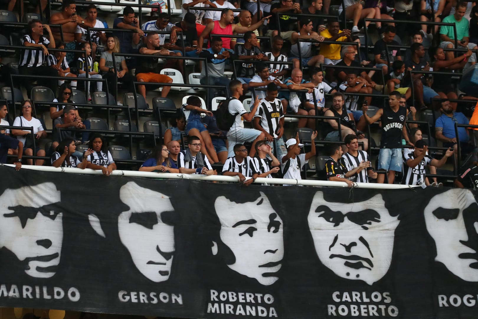 Botafogo-Fans vor dem Anpfiff: Bei gewalttätigen Auseinandersetzungen zwischen Fußballfans von Botafogo und Flamengo wurden mindestens zwei Menschen bei einem Schusswechsel verletzt.