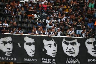 Botafogo-Fans vor dem Anpfiff: Bei gewalttätigen Auseinandersetzungen zwischen Fußballfans von Botafogo und Flamengo wurden mindestens zwei Menschen bei einem Schusswechsel verletzt.