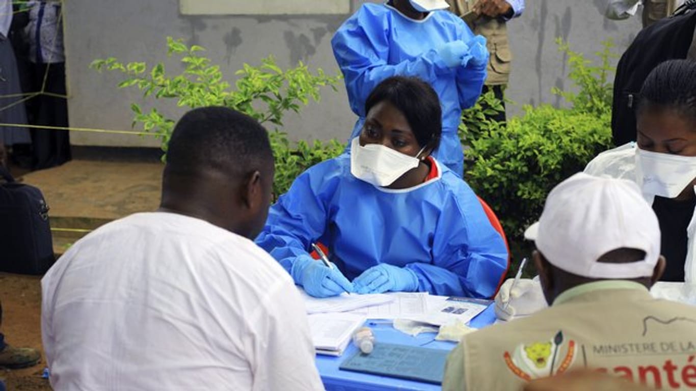Ein Mitarbeiter der Weltgesundheitsorganisation (WHO) bereitet Impfungen gegen Ebola für Helfer vor.