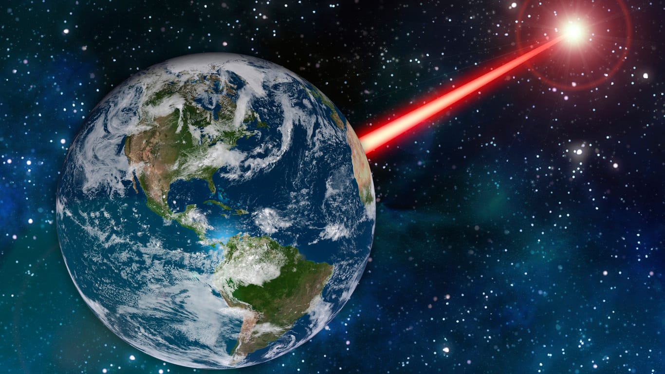 Die grafische Darstellung zeigt einen gebündelten Laserstrahl, der von der Erde aus weit in den Weltraum reicht: Mit heute existierender Lasertechnik könnte die Menschheit sich bei möglichen anderen Zivilisationen im All bemerkbar machen.