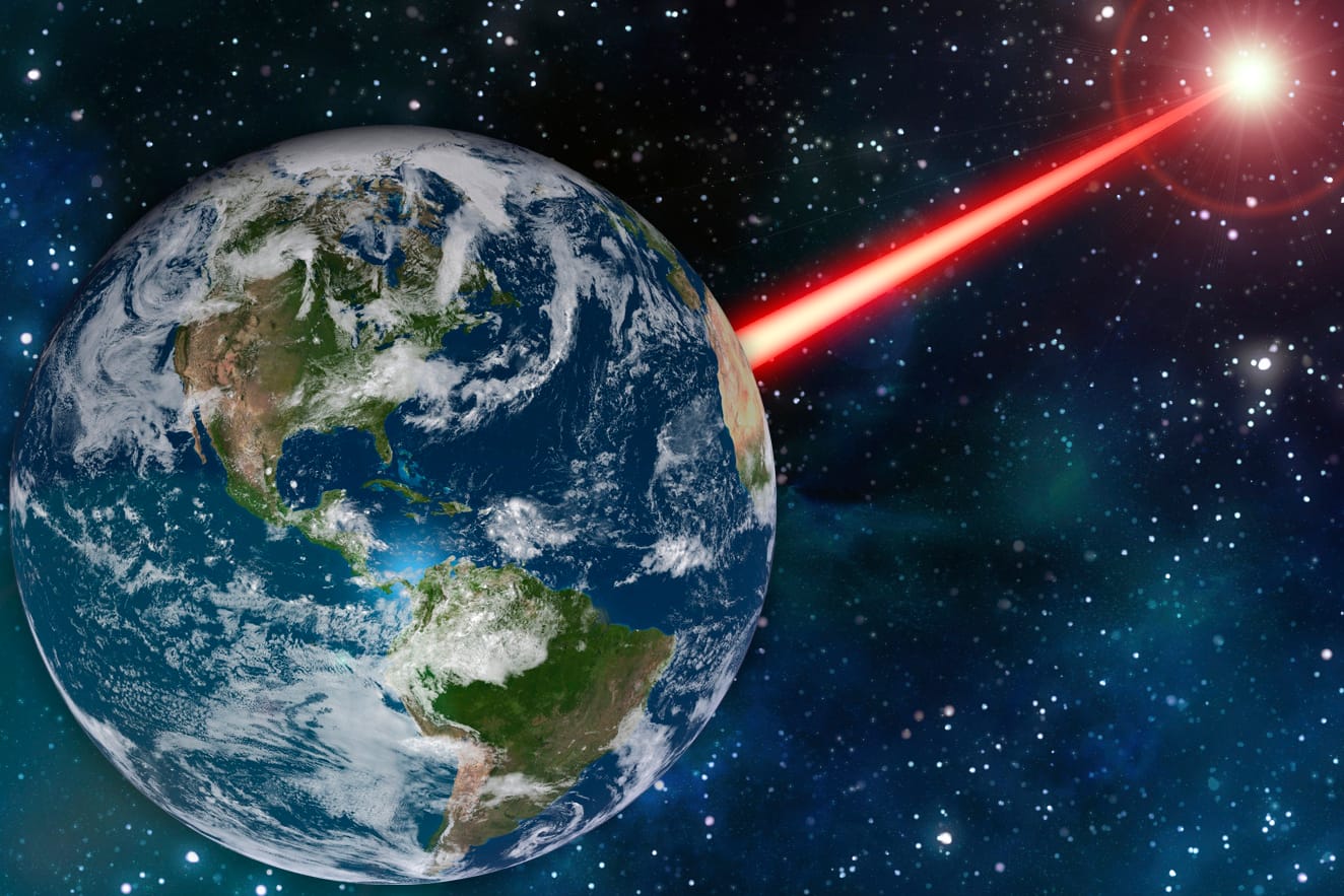 Die grafische Darstellung zeigt einen gebündelten Laserstrahl, der von der Erde aus weit in den Weltraum reicht: Mit heute existierender Lasertechnik könnte die Menschheit sich bei möglichen anderen Zivilisationen im All bemerkbar machen.