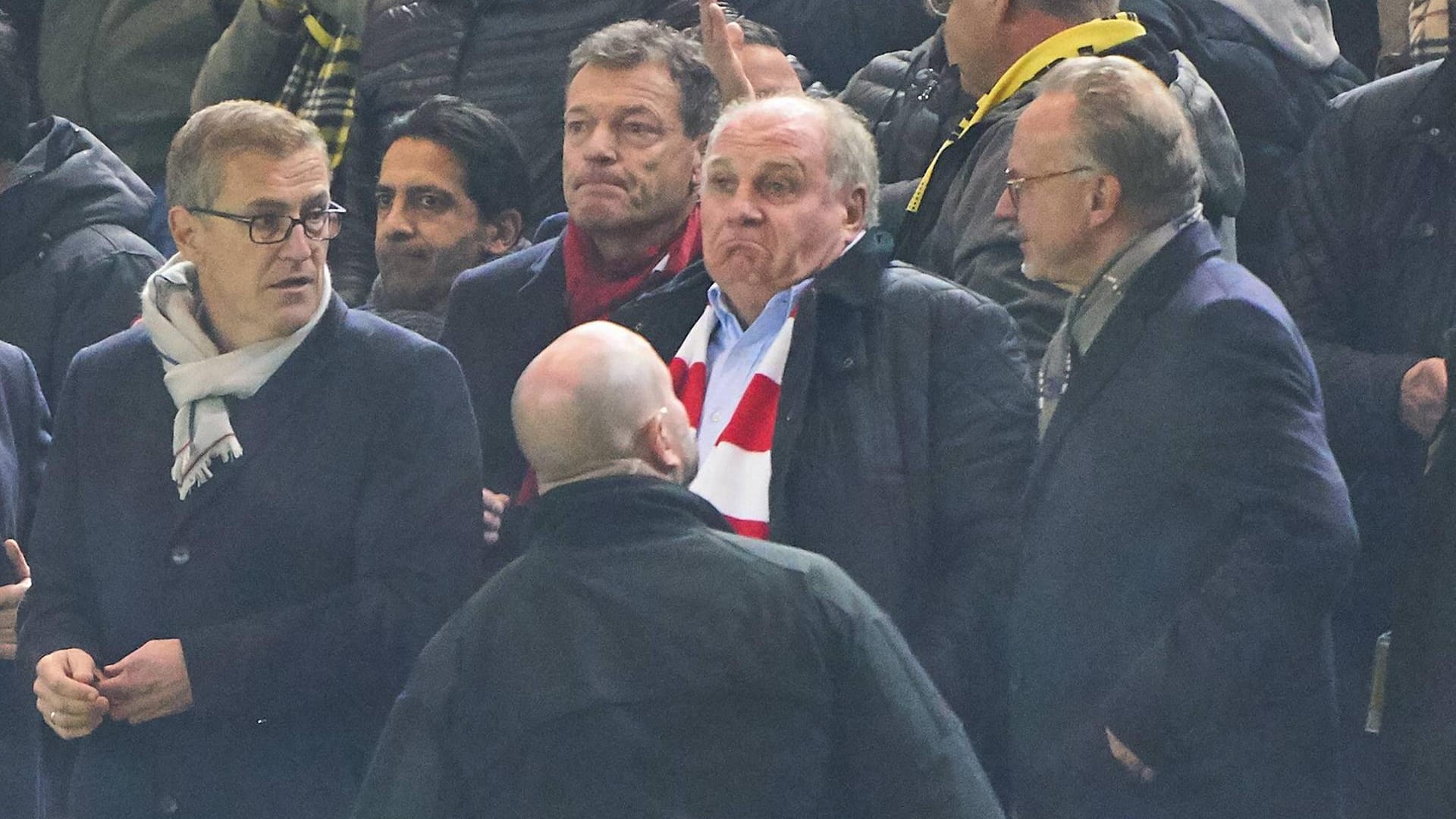 Enttäuscht auf der Tribüne: Die Bayern-Bosse Karl Hopfer (v. l.), Uli Hoeneß und Karl-Heinz Rummenigge. Wenig später regnete aus den oberen Sitzreihen eine Bierdusche auf sie hinab.