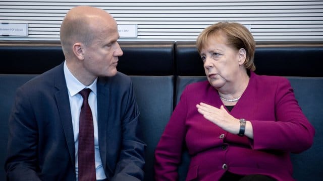 Bundeskanzlerin Angela Merkel (CDU) und Ralph Brinkhaus, CDU/CSU-Fraktionsvorsitzender im Bundestag, unterhalten sich. Bundeskanzlerin Angela Merkel (CDU) und Ralph Brinkhaus, CDU/CSU-Fraktionsvorsitzender im Bundestag, unterhalten sich.