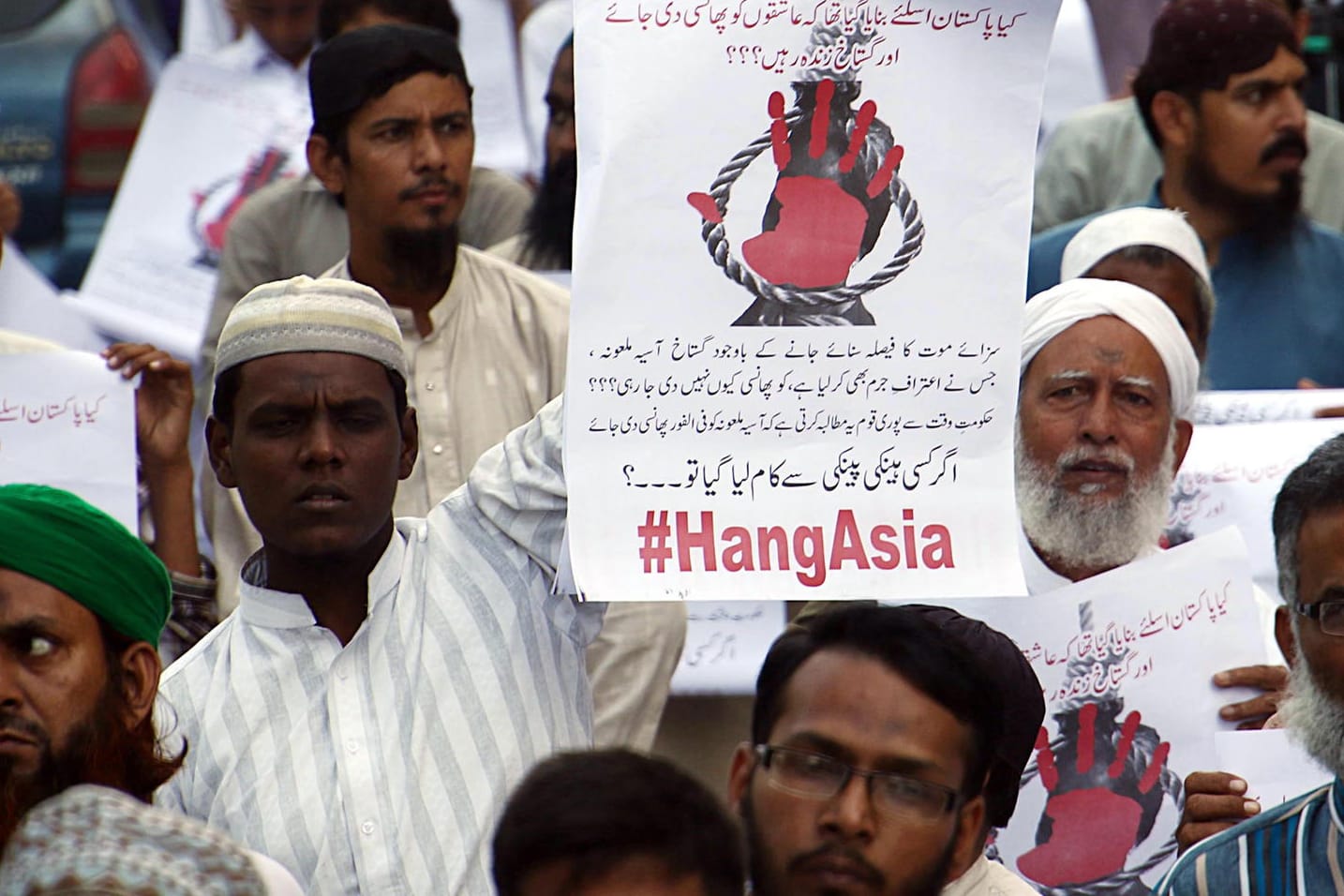 Unterstützer der Gruppe Tehrik Labaik Ya RasoolAllah nehmen an einem Protest gegen Asia Bibi teil (Archivbild): Eine Woche nach dem Freispruch vom Vorwurf der Gotteslästerung ist die Christin Asia Bibi auf freien Fuß gesetzt worden.