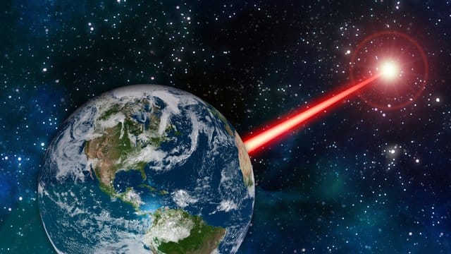 Eine undatierte grafische Darstellung zeigt einen gebündelten Laserstrahl, der von der Erde aus weit in den Weltraum reicht.