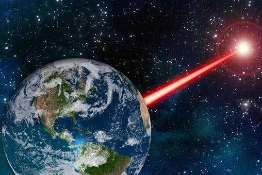 Eine undatierte grafische Darstellung zeigt einen gebündelten Laserstrahl, der von der Erde aus weit in den Weltraum reicht.