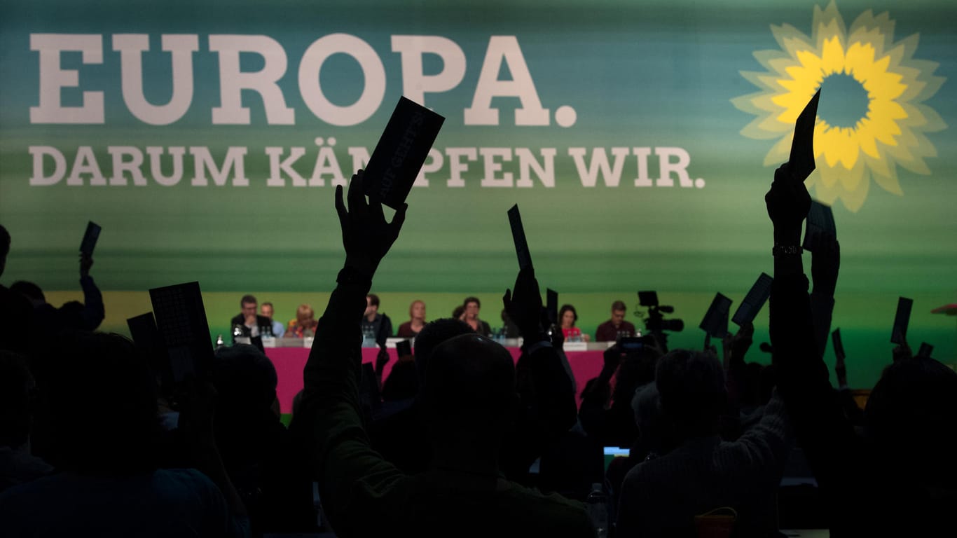 Bundesdelegiertenkonferenz in Leipzig von Bündnis 90/Die Grünen: Neben Abstimmungen ist es auch zu Pöbeleien auf dem Parteitag gekommen. Grünen-Bundesgeschäftsführer Kellner spricht von "jungen Nazis", die "Heil Hitler" gerufen haben sollen.