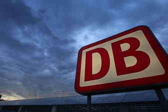 Logo der Deutschen Bahn: Züge der Bahn sollen wieder pünktlicher werden.