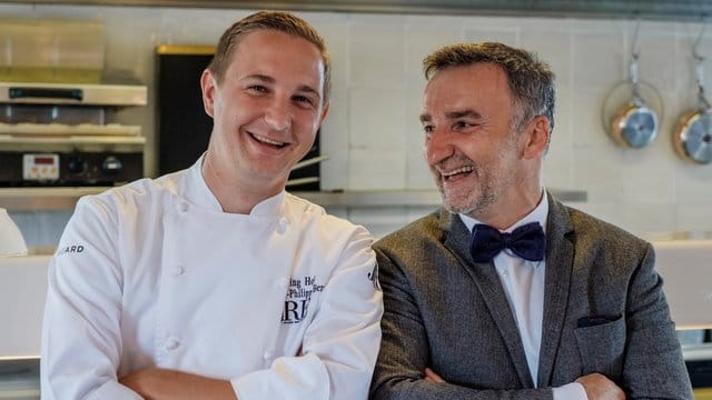 Johannes King (r) und Jan-Philipp Berner stehen in der Küche des Söl’ring Hof. Johannes King (r) und Jan-Philipp Berner stehen in der Küche des Söl’ring Hof.