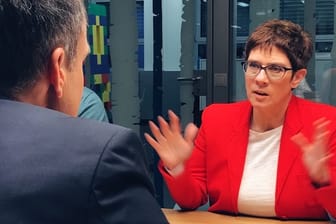 Kramp-Karrenbauer beim Gespräch im t-online.de-Newsroom: Von der Kanzlerin grenzt sie sich explizit nicht ab.