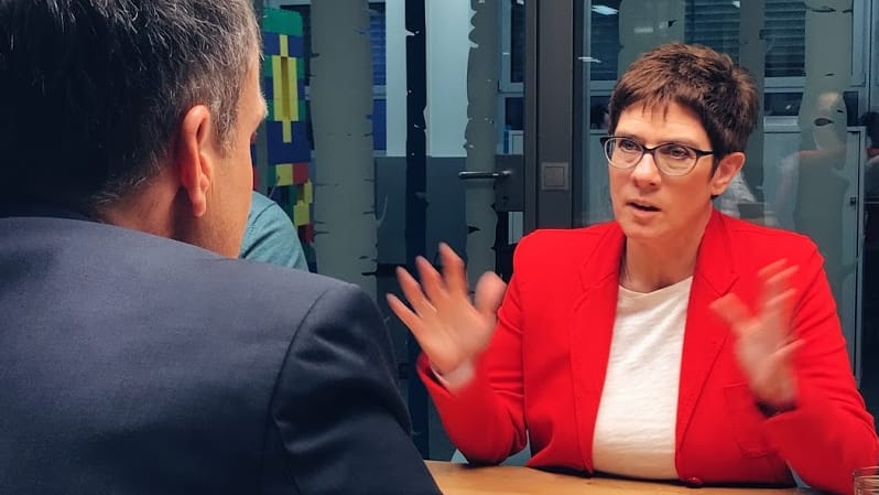 Kramp-Karrenbauer beim Gespräch im t-online.de-Newsroom: Von der Kanzlerin grenzt sie sich explizit nicht ab.