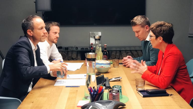 Annegret Kramp-Karrenbauer im Gespräch mit den Redakteuren Florian Harms und Jonas Schaible (links): Was ist ihre Vision?