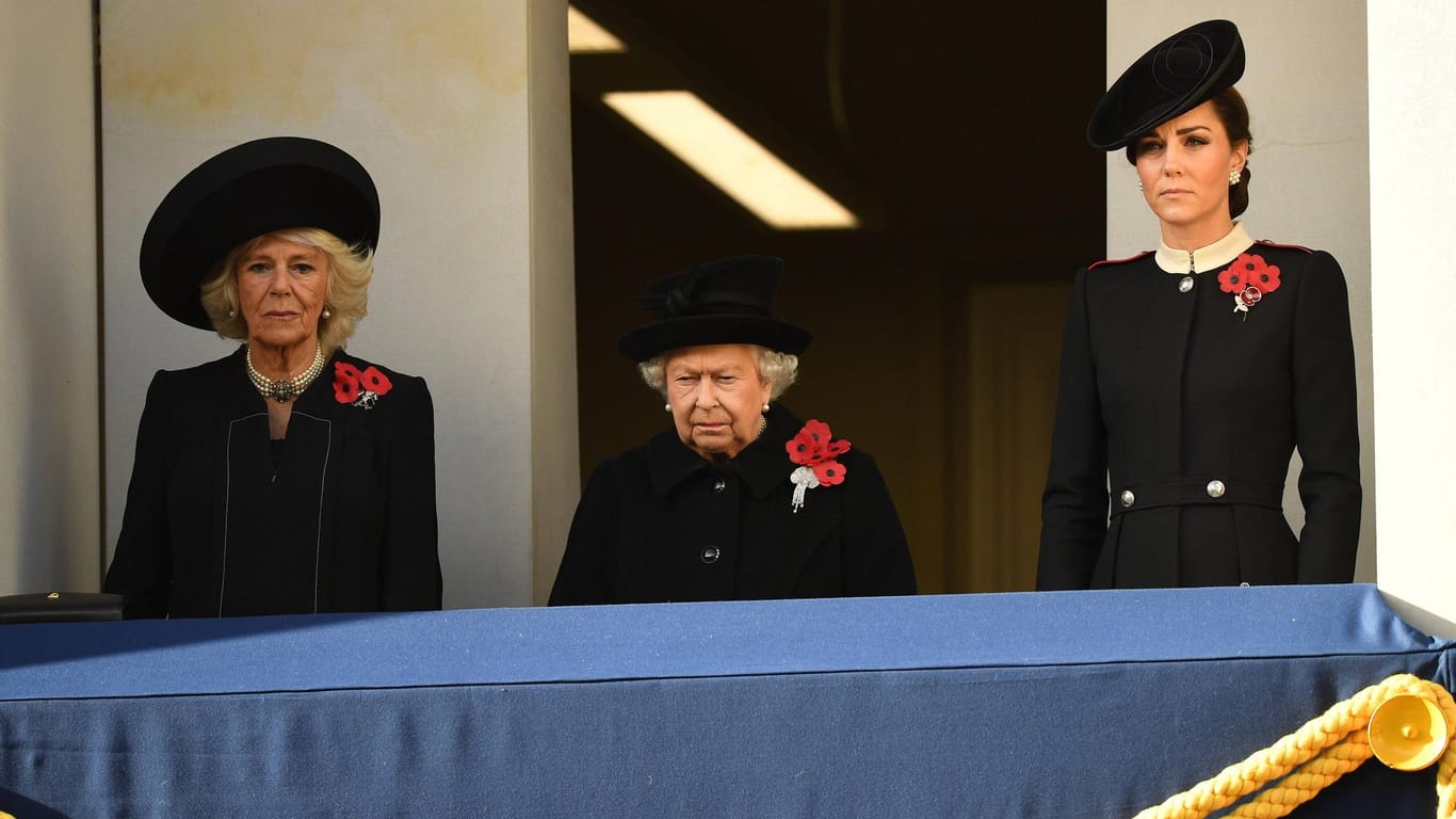 Auftritt beim Remembrance Sonntag: Herzogin Camilla steht auf dem Balkon neben der Queen und Herzogin Kate.