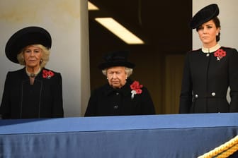 Auftritt beim Remembrance Sonntag: Herzogin Camilla steht auf dem Balkon neben der Queen und Herzogin Kate.