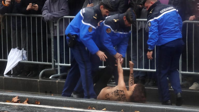 Französische Polizei nimmt die Demonstrantin fest: Französischen Medienberichten zufolge ist die Aktivistin der Organisation Femen zugehörig.
