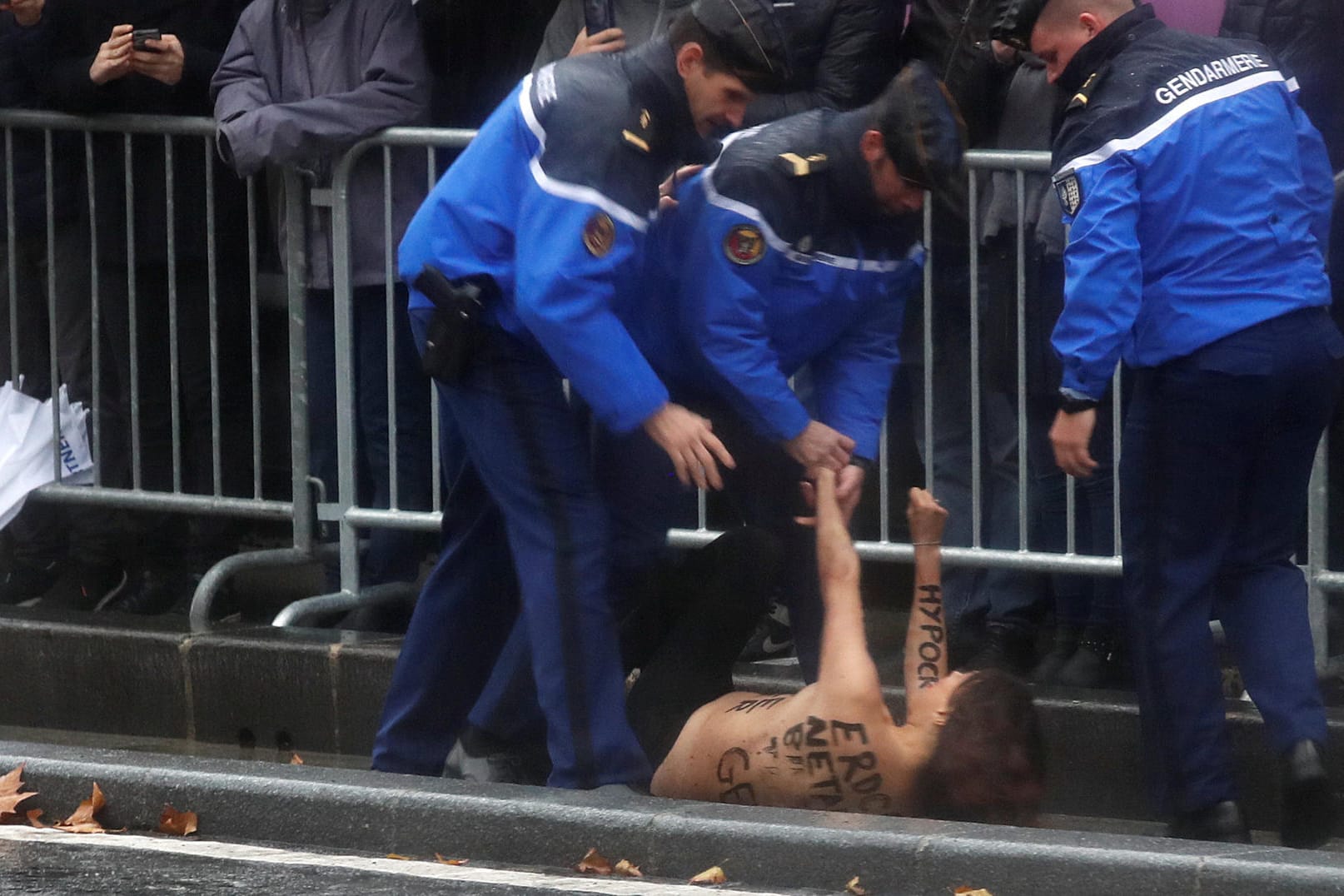 Französische Polizei nimmt die Demonstrantin fest: Französischen Medienberichten zufolge ist die Aktivistin der Organisation Femen zugehörig.
