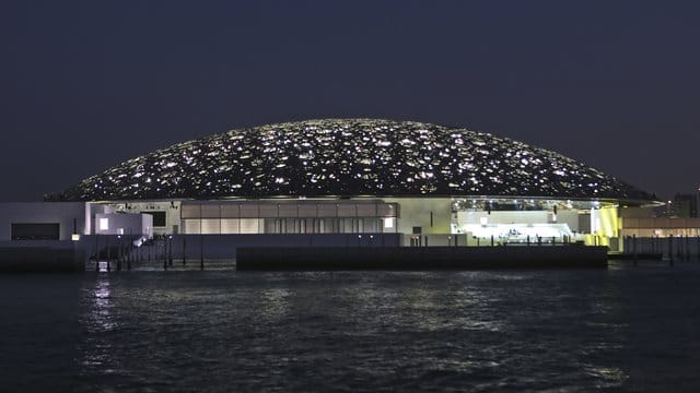 Der Louvre Abu Dhabi bei Nacht.