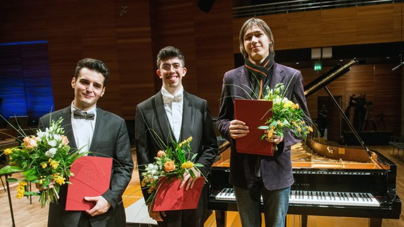 Grigoris Ioannou (l-r), Ruben Micieli und Sieger Anton Yashkin in der Hochschule für Musik FRANZ LISZT in Weimar.