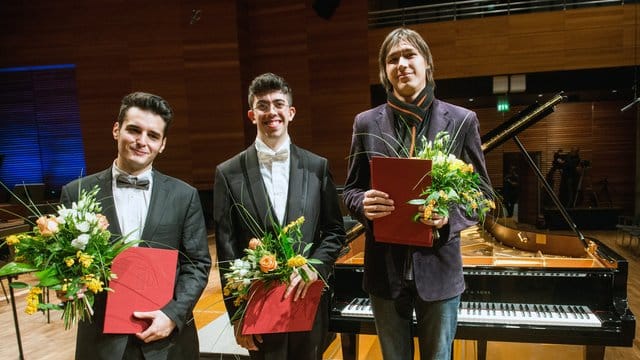 Grigoris Ioannou (l-r), Ruben Micieli und Sieger Anton Yashkin in der Hochschule für Musik FRANZ LISZT in Weimar. Grigoris Ioannou (l-r), Ruben Micieli und Sieger Anton Yashkin in der Hochschule für Musik FRANZ LISZT in Weimar.