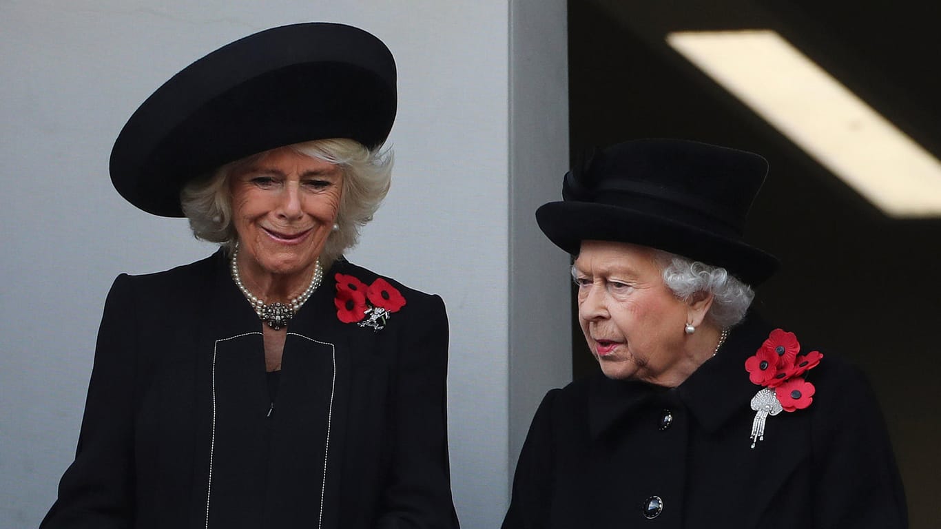 Dieses Verhalten erzürnt die Fans: Herzogin Camilla grinst, die Queen wirkt genervt.
