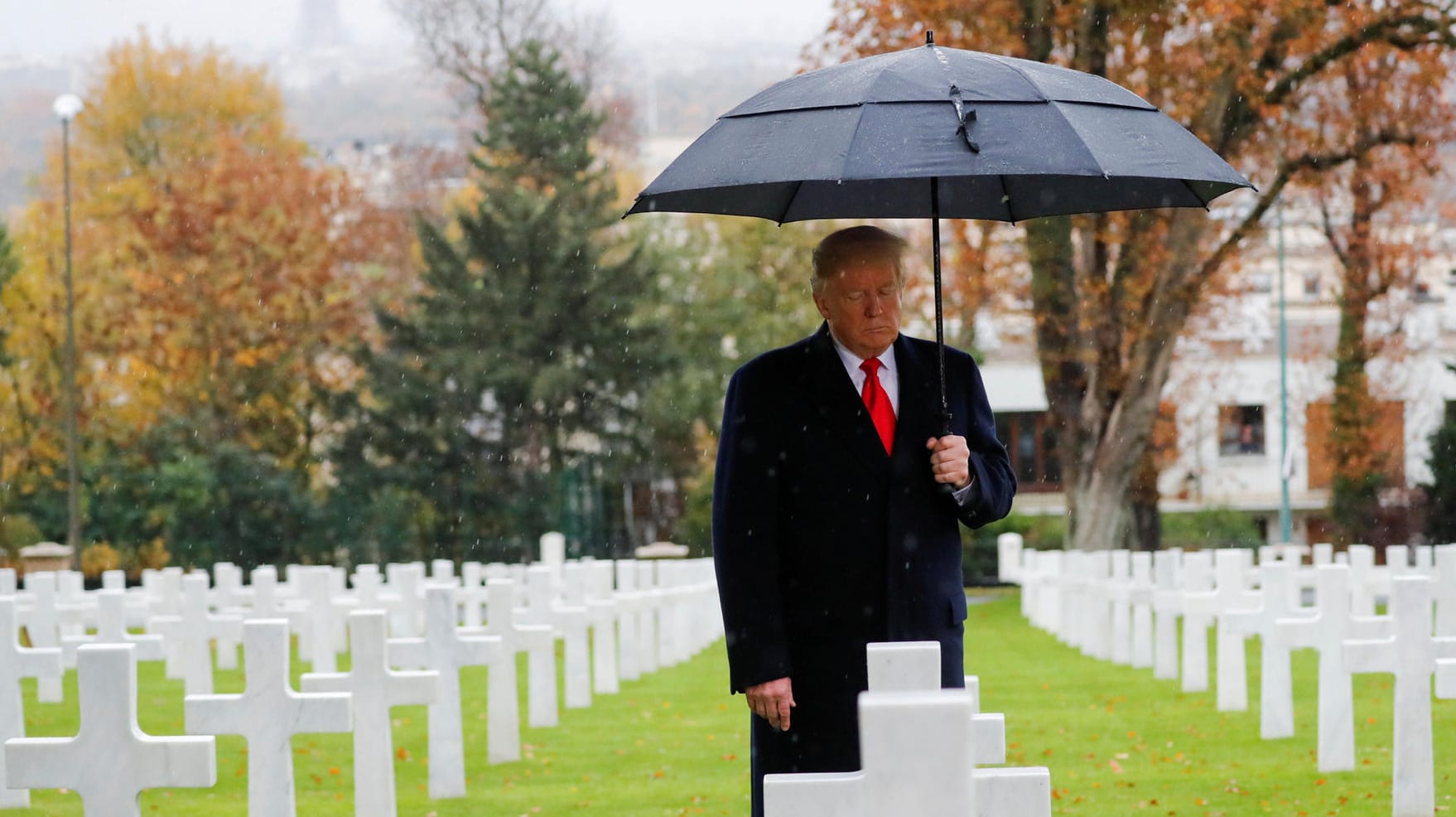 Donald Trump am Sonntag auf einem Soldatenfriedhof im Regen: Am Samstag hatte er einen Besuch noch abgesagt – wegen des Wetters.