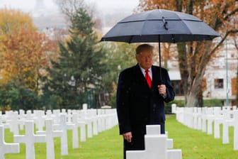Donald Trump am Sonntag auf einem Soldatenfriedhof im Regen: Am Samstag hatte er einen Besuch noch abgesagt – wegen des Wetters.