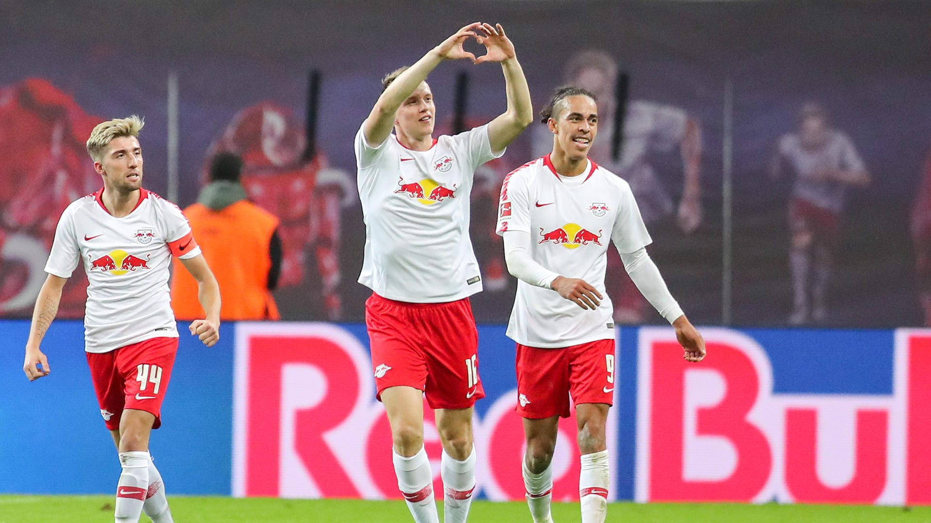 Lukas Klostermann (Mitte) jubelt nach dem 2:0, rechts Yussuf Poulsen, links Kevin Kampl.