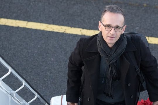 Außenminister Heiko Maas steigt in einen A340 der Bundeswehr, um zu seinem Antrittsbesuch nach China zu fliegen.