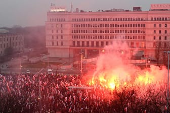 Rechtsextreme Aktivisten brennen Fackeln ab: In Warschau hat die Regierungspartei PiS die Gruppen zu ihrer Großdemo eingeladen.