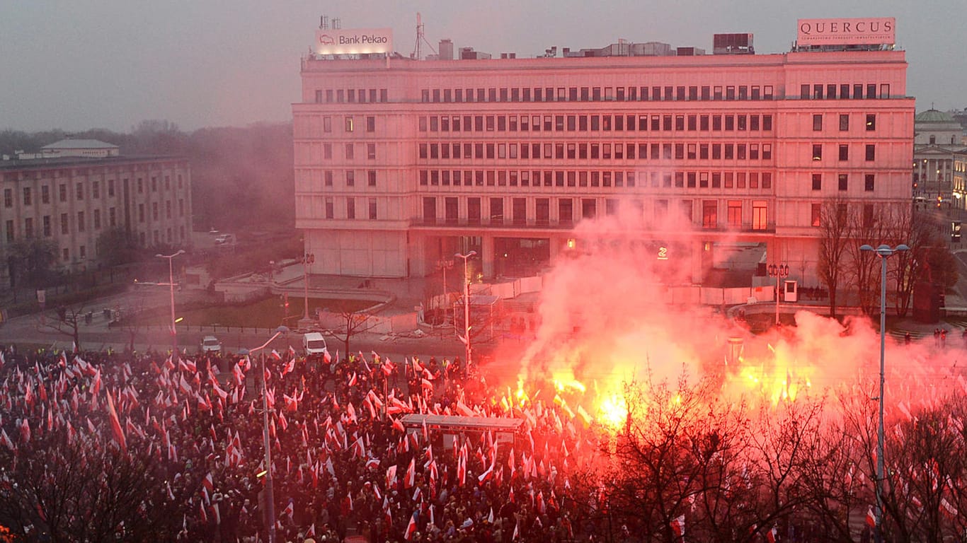 Rechtsextreme Aktivisten brennen Fackeln ab: In Warschau hat die Regierungspartei PiS die Gruppen zu ihrer Großdemo eingeladen.