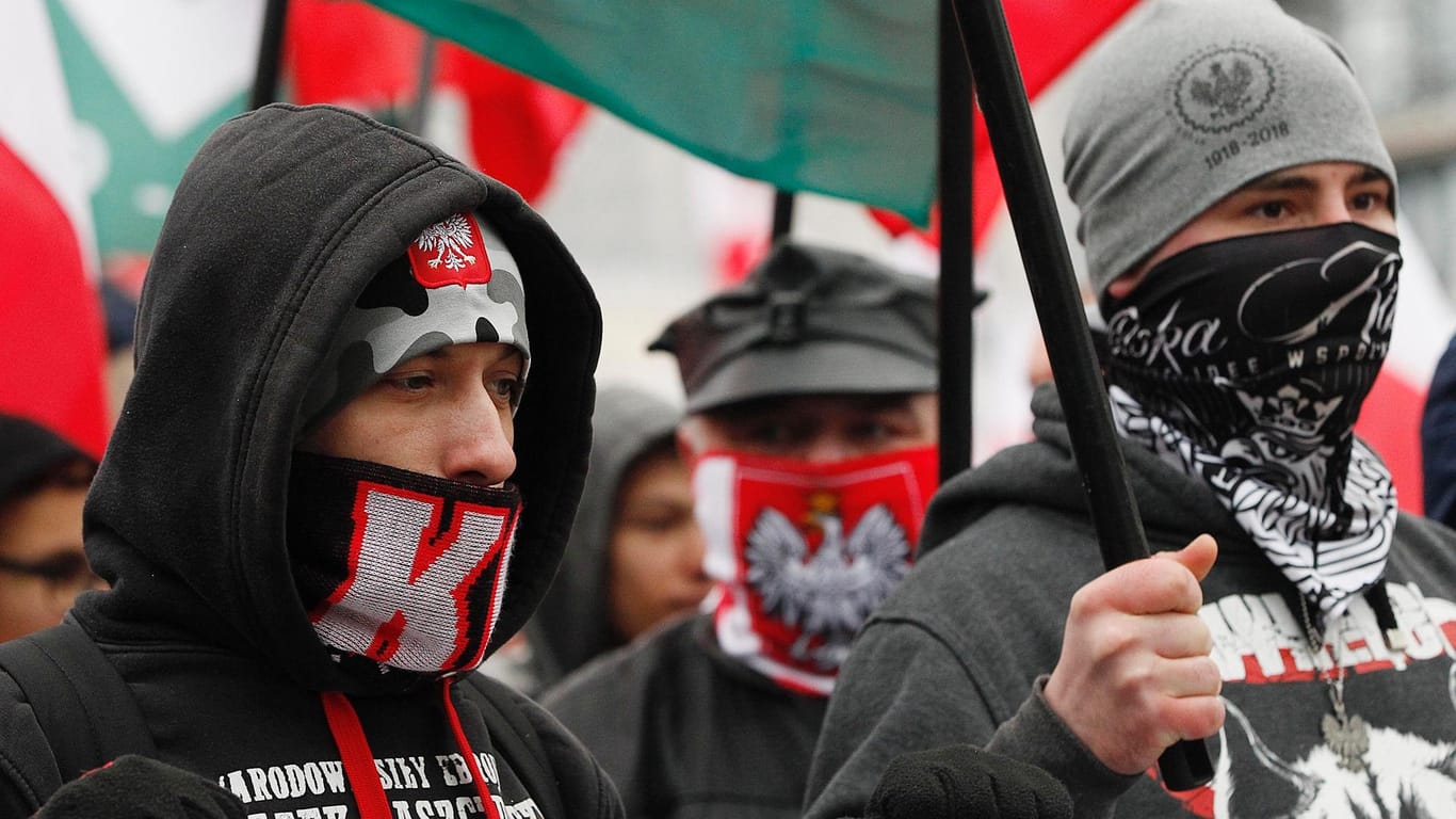 Vermummte Mitglieder einer rechtsradikalen Gruppe: Ihr Marsch war kurz zuvor verboten worden – die polnische Regierung sprang ein.