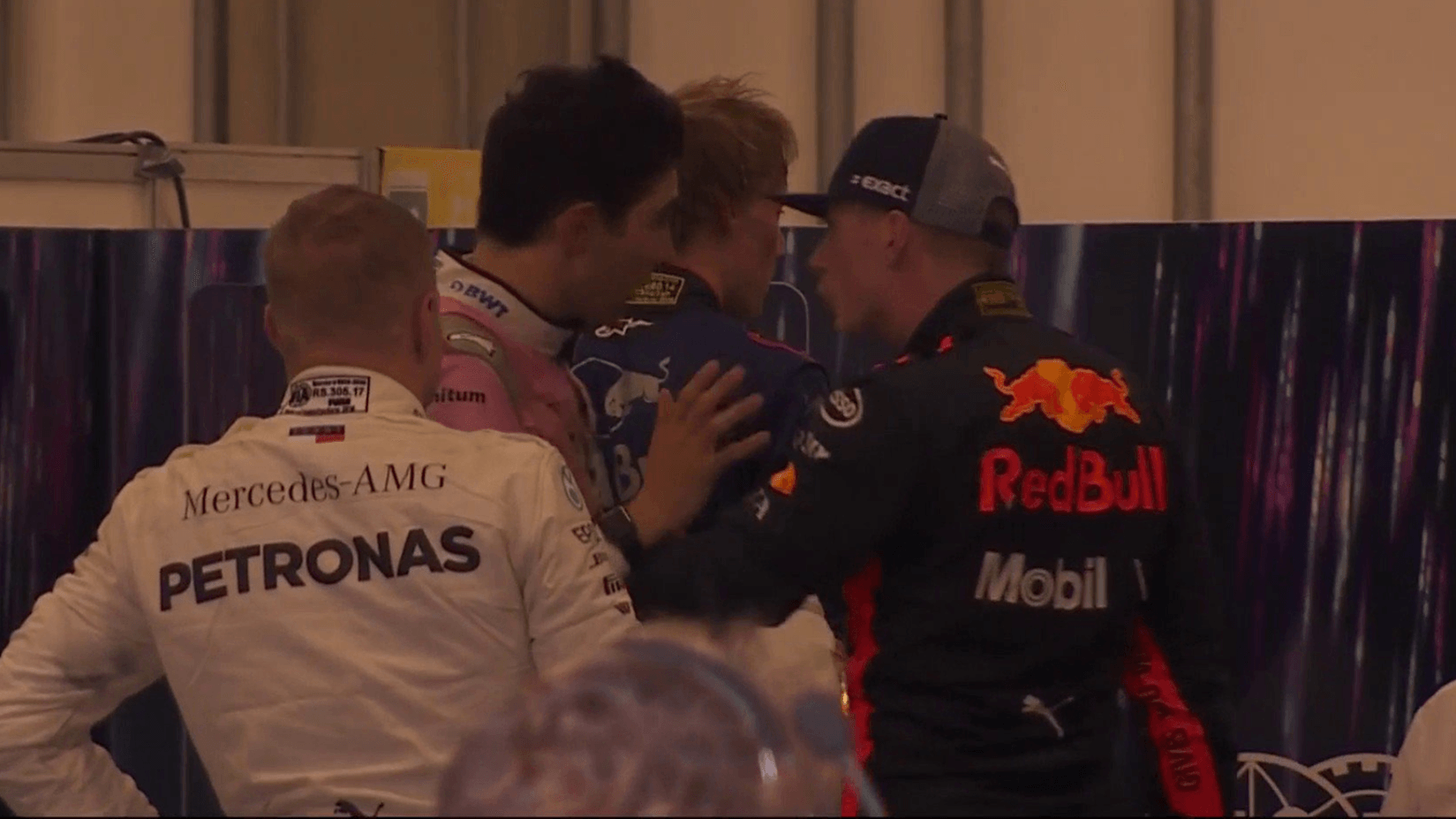 Max Verstappen (rechts) greift Estaban Ocon (pink) an.