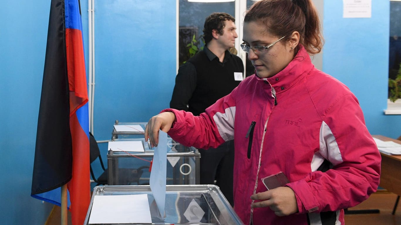 Eine Frau gibt ihren Stimmzettel bei den Wahlen in den Rebellengebieten in der Ostukraine ab: Trotz internationaler Kritik haben die prorussischen Rebellen in der Ostukraine am Sonntag Wahlen abgehalten.