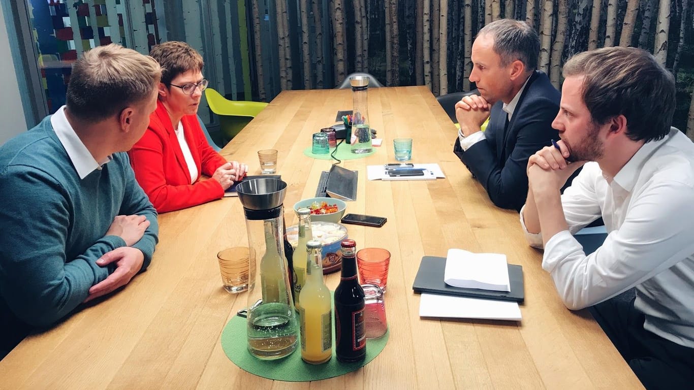 Annegret Kramp-Karrenbauer im Gespräch mit den Redakteuren Jonas Schaible (rechts) und Florian Harms.