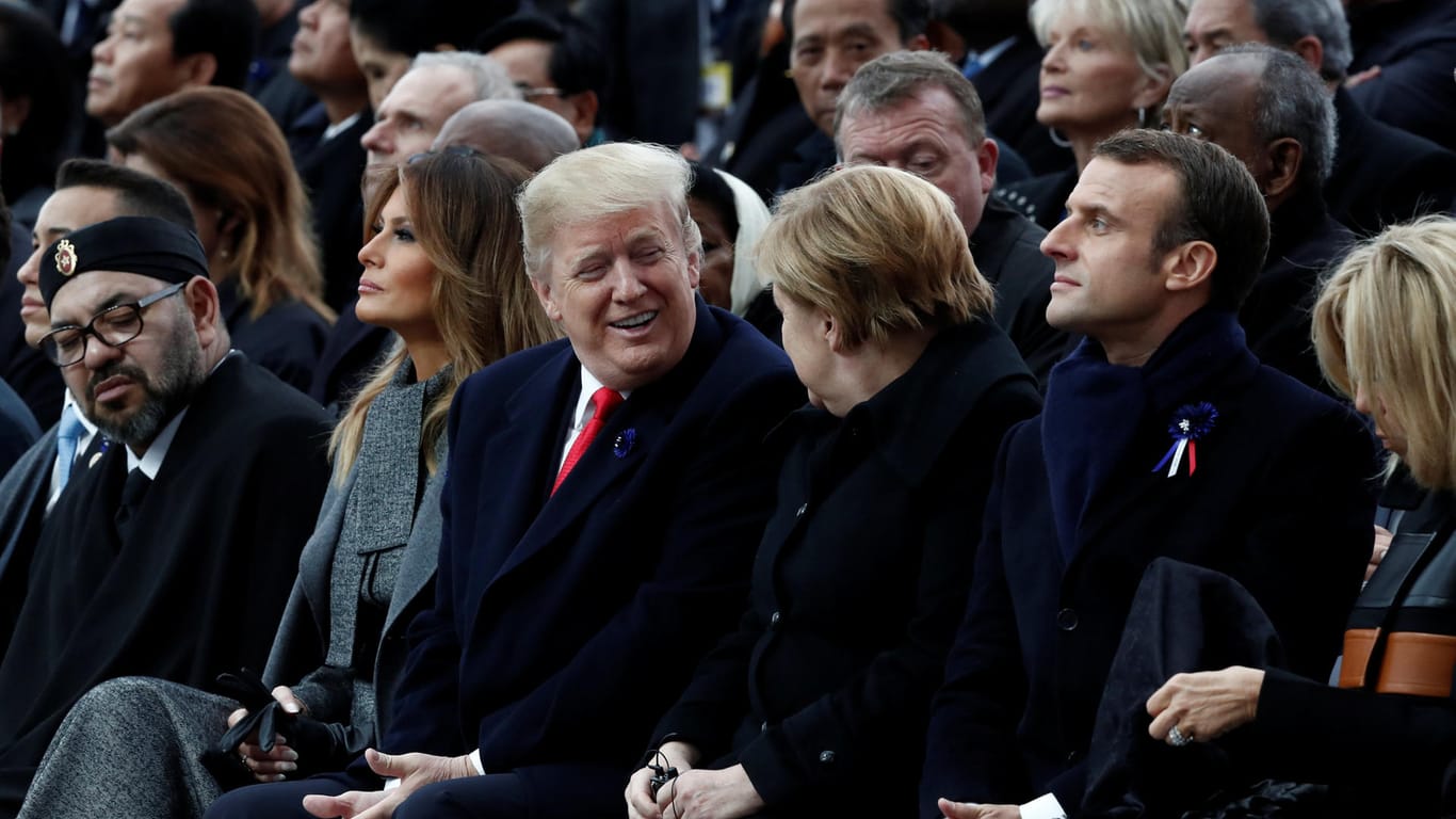 Marokkos König Mohammed VI., Melania Trump mit ihrem Gatten, Merkel, Macron mit seiner Frau bei der Gedenkfeier am Arc de Triomphe in Paris.
