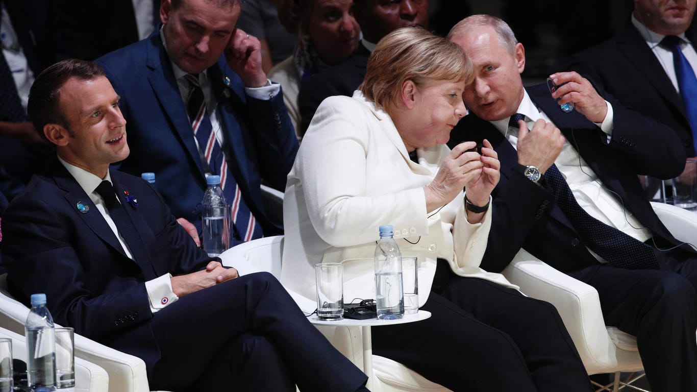 Macron, Merkel, Putin bei der Eröffnung der Pariser Friedenskonferenz.