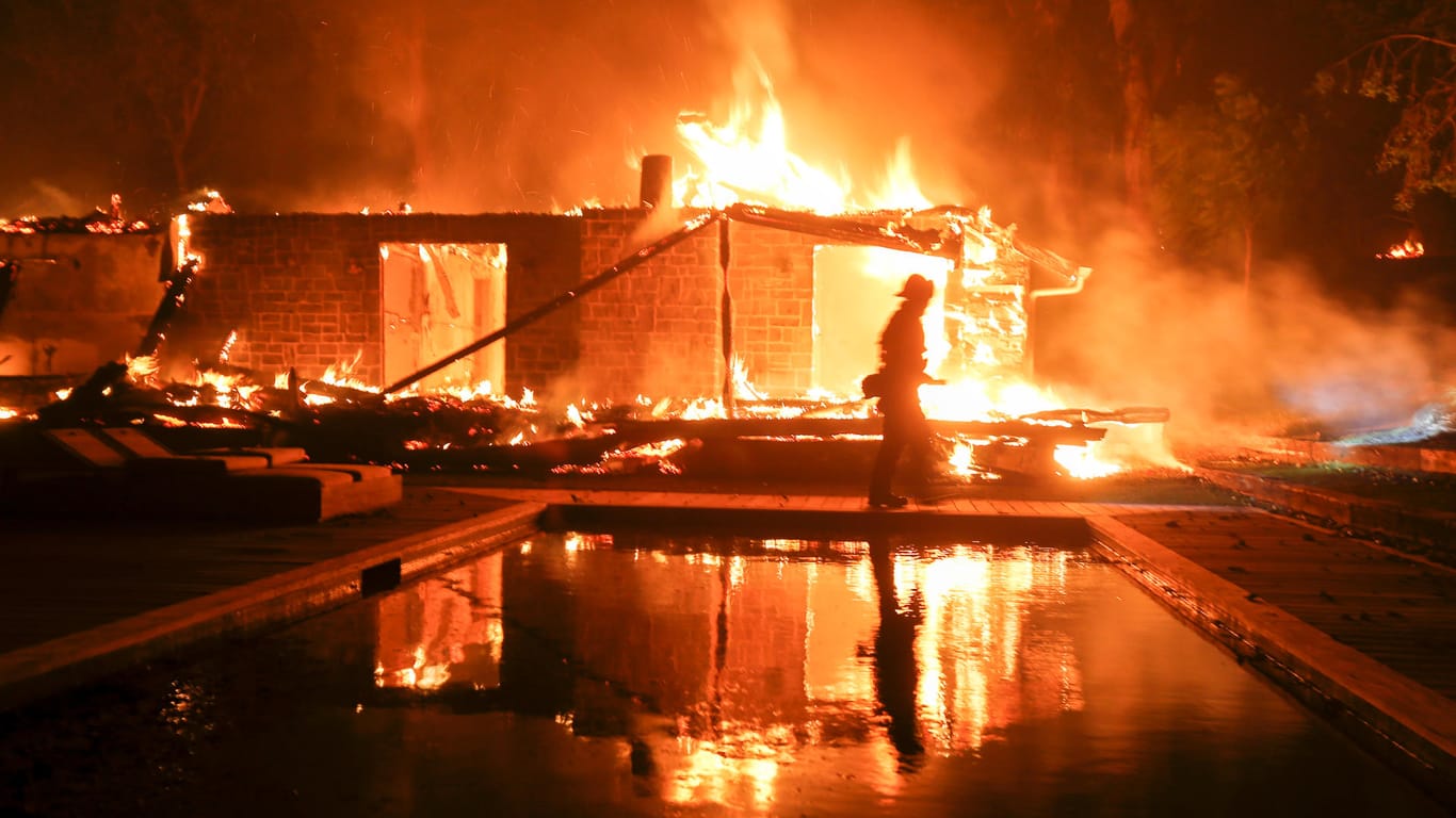 Feuerwehrmann vor einem brennenden Haus in Malibu, Kalifornien.